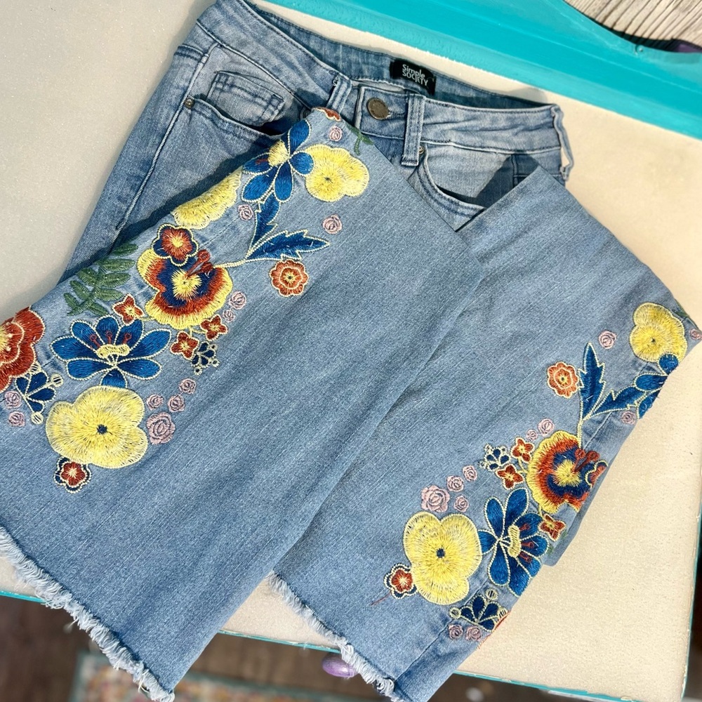 Floral Embroidered Detail Flared Jeans